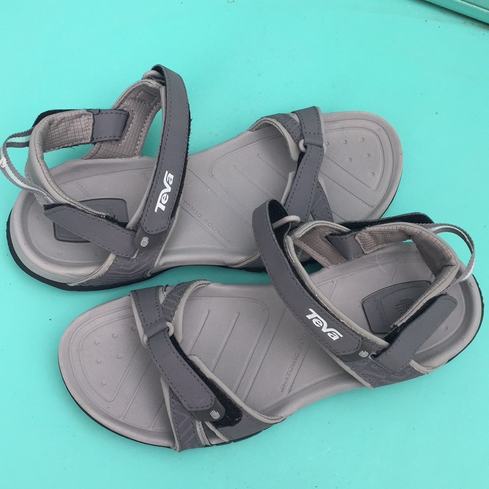 Teva women’s sz 10 gray